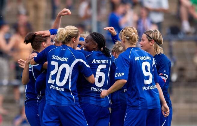 Jubel nach dem Tor zum 1-0: Torschützin Viola ODEBRECHT (verdeckt POT) wird von ihren Mitspielerinnen gefeiert. Fussball Frauen 1.Bundesliga - Saison 2011 2012, 3.Spieltag: 1.FFC Turbine Potsdam - SC Freiburg in Potsdam, Deutschland am 04.09.2011,
