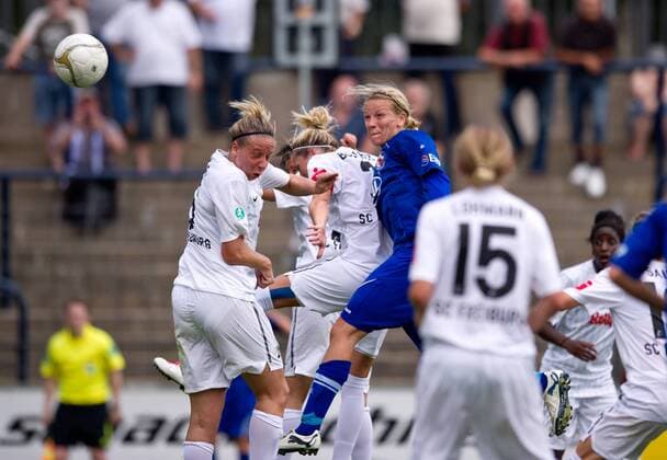 Tor zum 1-0: Torschützin Viola ODEBRECHT (POT) köpft den Ball gegen Caroline ABBE (l) und Kerstin BOSCHERT (M beide SCF) Fussball Frauen 1.Bundesliga - Saison 2011 2012, 3.Spieltag: 1.FFC Turbine Potsdam - SC Freiburg in Potsdam, Deutschland am 04.09.2011,