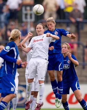 vl: Julia ZIRNSTEIN (SCF), Bianca SCHMIDT, Chantal DE RIDDER (beide POT) Fussball Frauen 1.Bundesliga - Saison 2011 2012, 3.Spieltag: 1.FFC Turbine Potsdam - SC Freiburg in Potsdam, Deutschland am 04.09.2011,