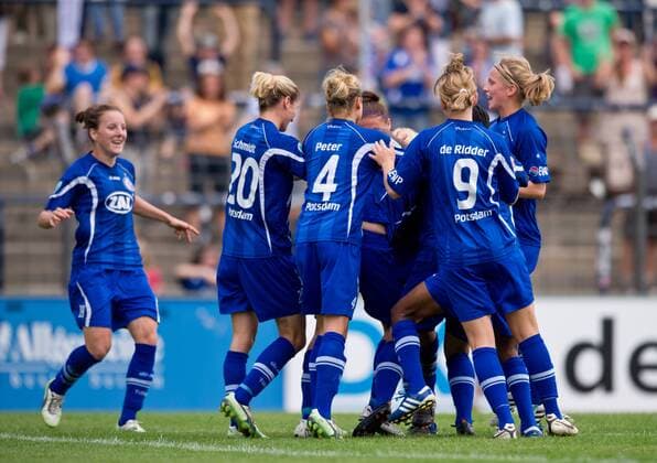 Jubel nach dem Tor zum 1-0: Torschützin Viola ODEBRECHT (verdeckt POT) wird von ihren Mitspielerinnen gefeiert. Fussball Frauen 1.Bundesliga - Saison 2011 2012, 3.Spieltag: 1.FFC Turbine Potsdam - SC Freiburg in Potsdam, Deutschland am 04.09.2011,