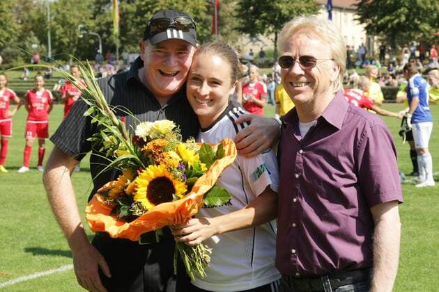 03.09.2011, Frauenfußball-Bundesliga, 3. Spieltag: 1. FFC Frankfurt - FF USV Jena. Vorsitzender Bodo Adler (1. FFC Frankfurt, R) und Manager Siegfried Dietrich (1. FFC Frankfurt) gratulieren Gina Lewandowski (1. FFC Frankfurt) zum Gewinn der US-Meisterschaft mit Western New York Flash.