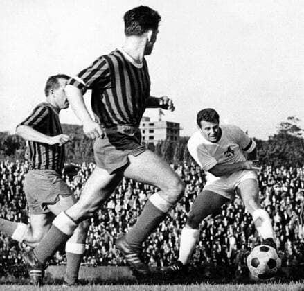 Hans Schäfer (1. FC Köln, re.) gegen Manfred Klein (li.) und Horst Remark (beide 1. FC Saarbrücken) Fussball Aktion