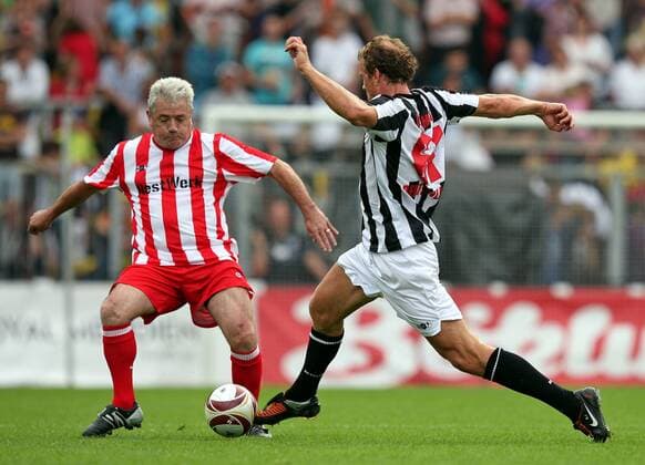04.09.2011, Fussball Benefizspiel für NestWerk: Tag der Legenden in Hamburg St.Pauli, Stadion am Millerntor. v.l. Kevin Keegan (Team Hamburg) , Jens Lehmann (Team Deutschland)