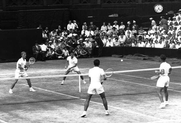 1953 Wimbledon doubles finals Lewis Hoad (left) and Ken Rosewell (far side of the net) defeated the left handed Mervyn Rose and Rex Hartwig. The Encyclopedia of Tennis page 38. Local Caption !AUFNAHMEDATUM GESCHÄTZT! UnitedArchives0637908