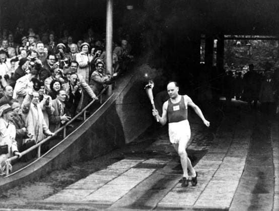 Finland,Helsinki Olympics,1952: Paavo Nurmi of Finland is the Olympic torch-bearer. !AUFNAHMEDATUM GESCHÄTZT! UnitedArchives0722673