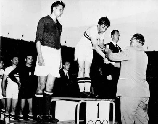 Finland,Helsinki Olympics,1952: The Olympic Football final was won by Hungary (in white), who defeated Yugoslavia by 2-0. Erich Frenckell, President of the Olympic Organising Committee, makes the presentation. !AUFNAHMEDATUM GESCHÄTZT! UnitedArchives0722715
