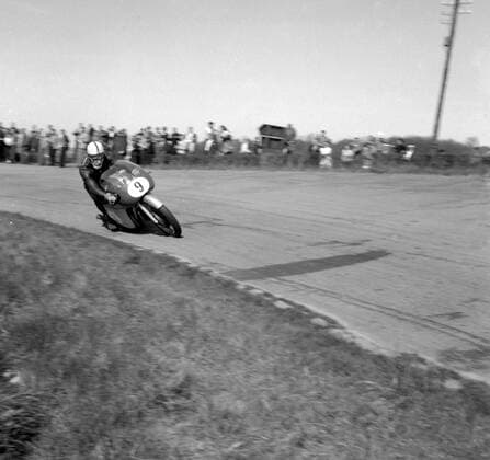 Mettet , Belgium : Britain s famous John Surtees riding his MV Augusta at the Internation Motor Cycling meet . Surtees won the 350 cc event at an average speed of 90 mph and the 500cc event at 95 . 5 mph . David Chadwick ( Norton ) , was second in the 350 and third in the 500 . 6 May 1958 UnitedArchives1238778