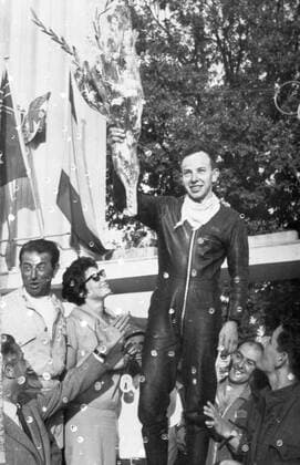 John Surtees acknowledges the cheers of the crowd after his second victory at Monza Italy 14 September 1958 UnitedArchives1244347