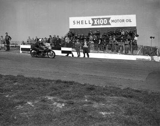 Geoff Duke , British world road racing motorcycle champion , racing at the Brands Hatch circuit in Kent . 24th September 1955 UnitedArchives1246722