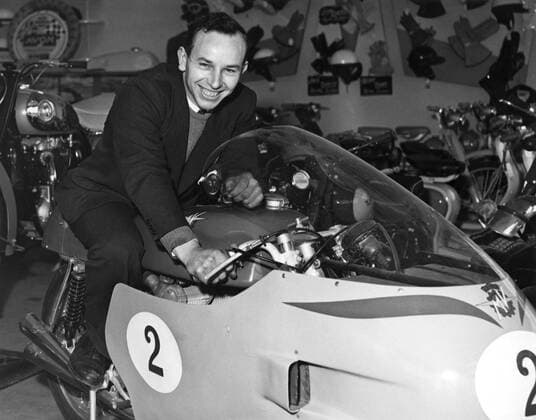 John Surtees sitting astride his racing MV Augusta motorbike inside his family motorcycle shop . 1950s !AUFNAHMEDATUM GESCHÄTZT! UnitedArchives1246735