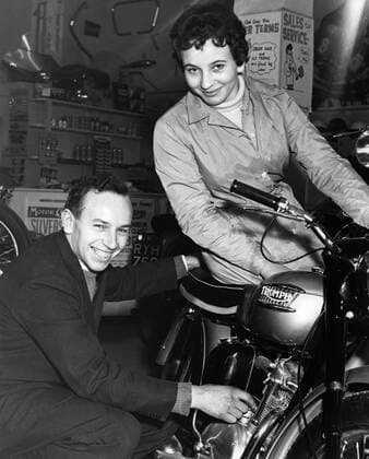 John and Dorothy Surtees in their family motorcycle shop 1950s !AUFNAHMEDATUM GESCHÄTZT! UnitedArchives1246736