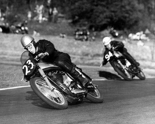 John Surtees compact crouch helps to streamline him at top speed . Here he corners at Brands Hatch , Kent , scene of his latest win over Geoff Duke , world motor - cycle champion May 1953 !AUFNAHMEDATUM GESCHÄTZT! UnitedArchives1246741