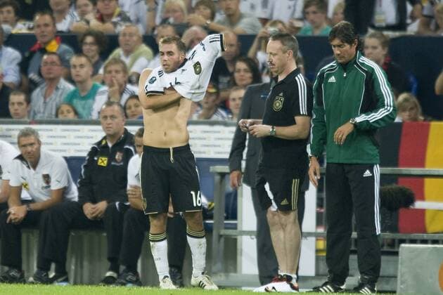 Philipp LAHM (GER, l.) bei Trikotwechsel am Spielfeldrand; mit Zeugwart Thomas MAI (GER) und dem Vierten Offiziellen (Offizieller), Mauro BERGONZI (ITA, r.); Fussball Länderspiel EM Qualifikationspiel zur UEFA Euro 2012 in Polen Ukraine, Deutschland (GER) - Österreich (AUT) 6:2, am 02.09.2011 in Gelsenkirchen;