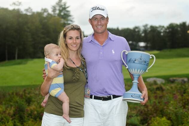 Sept. 5, 2011 - Norton, Massachusetts, U.S - Webb Simpson holds the Championship Trophy while posing with his wife and son after winning the Deutsche Bank Championship at the TPC Boston on the second playoff hole. Simpson won the tournament after 2 playoff holes. He finished the weekend at 15 under par and currently is in first place in the FedEx Cup standings. PGA Golf Herren 2011 - Sept 5 - Deutsche Bank Championship - Final Round - ZUMAq39 o0 Siegerehrung Sieg Objekte Pokal Trophäe privat Familie Frau Kind Sohn