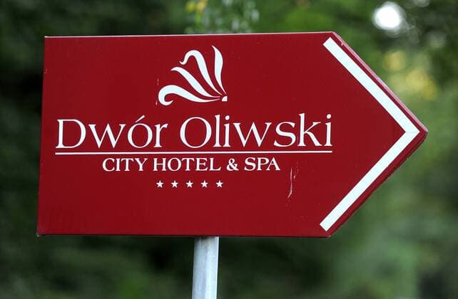 06.09.2011 - Hinweißschild zur Unterkunft der Deutschen Nationalmannschaft während der Europameisterschaft 2012 - Hotel Dwor Oliwski in Danzig (Polen) 