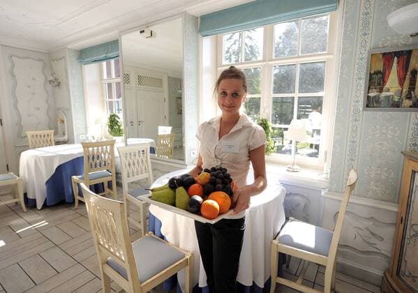 06.09.2011 - Unterkunft der Deutschen Nationalmannschaft während der Europameisterschaft 2012 - Hotel Dwor Oliwski in Danzig (Polen) - Praktikatin Julia serviert im Frühstücksraum das Frühstück 