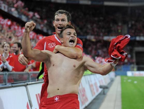 FUSSBALL INTERNATIONAL EM 2012-Qualifikation Gruppe G 06.09.2011 Schweiz - Bulgarien JUBEL Schweiz; Torschuetze zum 2-1 Ausgleich Xherdan SHAQIRI (vorn) umarmt von Stephan LICHTSTEINER 