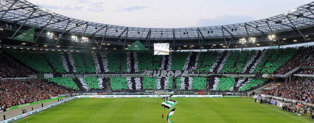 Hannover, 18. August 2011: Europa League Quali 2011 2012 - Hannover 96. Hannover Fans freuen sich auf Europa in der AWD-Arena. o0 Sportstätte Stadion Totale