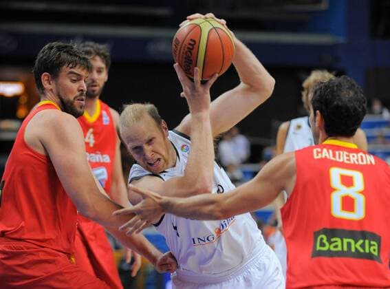Basketball Vilnius (LTU) 07.09.2011 Europameisterschaften der Herren Deutschland (GER) - Spanien(ESP) Chris Kaman (Deutschland, No.12) Marc Gasol (Spanien, No.13) Jose Calderon (Spanien, No.08)