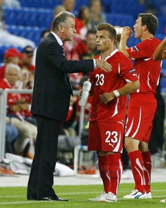 Ottmar HITZFELD, Trainer der Fussballnationalmannschaft Suisse und Xherdan SHAQIRI, SUI, Ganzkörper, Coachingzone, hoch, Fussball 2011