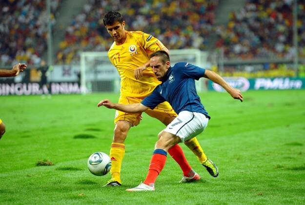 Franck Ribery (france) contre Srgian Luchin (Roumanie) Football : Roumanie France - Qualification Euro 2012 - 06.09.2011 - ABibard FEP Panoramic 
