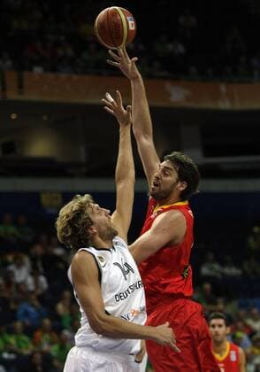 07.09.2011, Vilnius - Eurobasket 2011 - Germany vs Spain --- Dirk Nowitzki (GER) and Pau Gasol (ESP)