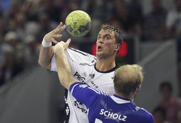 Deutschland, Giessen 10.09.2011: Hüttenberg s Andreas Scholz gegen Kiel s Momir Ilic am Ball im Spiel der 1. Bundesliga zwischen TV 05 09 Hüttenberg vs. THW Kiel in der Osthalle Giessen