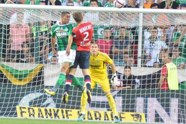 Faouzi Goulham (Saint Etienne) contre Mathieu Debuchy (Lille) Football : AS Saint Etienne OSC Lille - Ligue 1 - 10.09.2011 FredericChambert Panoramic 