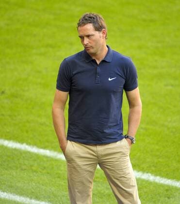 10.09.2011, Fussball 1.Bundesliga Saison 2011 2012, 5.Spieltag, FC Bayern München - SC Freiburg, in der Allianz-Arena München. Trainer Marcus Sorg (SC Freiburg) steht nachdenklich an der Seitenlinie.
