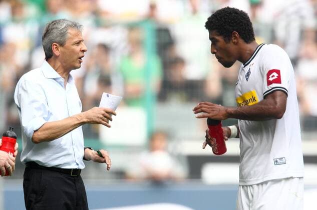 10.09.2011, Mönchengladbach, Deutschland, 1.Fußball Bundesliga - Saison 2011 2012, Borussia Mönchengladbach - 1.FC Kaiserslautern, Gladbachs Trainer Lucien Favre und Dante Bonfim