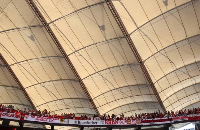 Fußball, Stadiongeschichte VfB Stuttgart FUSSBALL 1. BUNDESLIGA, VFB STUTTGART, STUTTGART, 10.09.2011 - Fans des VfB Stuttgart stehen auf der Tribüne unter dem Stadiondach in der Mercedes-Benz Arena Stuttgart. Fußball 1. Bundesliga VfB Stuttgart o0 Totale Sportstätte Stadion Dach