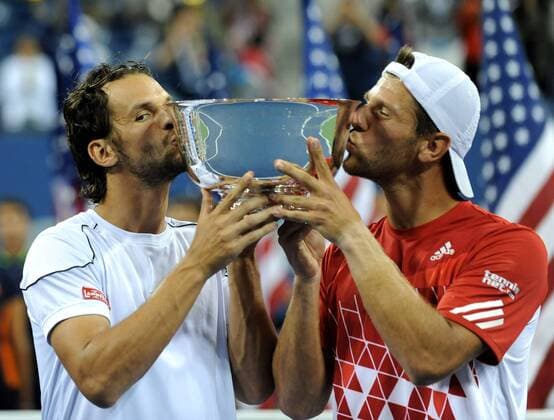 Jürgen Melzer (R) of Austria and Philipp Petzschner of Germany kiss the trophy during the awarding ceremony for men s doubles at the US Open tennis championships in New York, the United States, Sept. 10, 2011. (Xinhua Shen Hong) US-NEW YORK-TENNIS-US OPEN-MEN S DOUBLES-CHAMPIONSHIP  o0 Siegerehrung sieg Pokal Trophäe Objekte