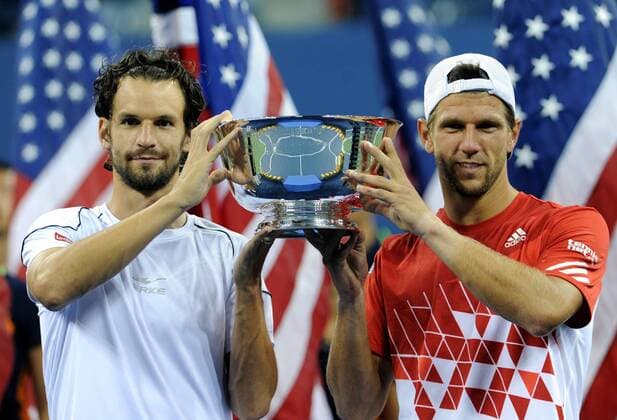 Jürgen Melzer (R) of Austria and Philipp Petzschner of Germany react during the awarding ceremony for men s doubles at the US Open tennis championships in New York, the United States, Sept. 10, 2011. (Xinhua Shen Hong) US-NEW YORK-TENNIS-US OPEN-MEN S DOUBLES-CHAMPIONSHIP  o0 Siegerehrung sieg Pokal Trophäe Objekte