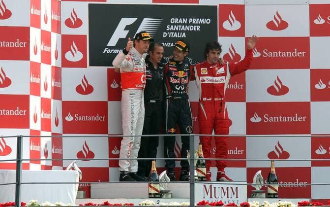 11.09.2011, Monza - GP von Italien 2011 - Siegerehrung, v.li.: Jenson Button (McLaren Mercedes), Sieger Sebastian Vettel (Red Bull Racing) und Fernando Alonso (Ferrari) o0 krux