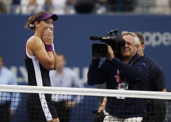 US Open 2011, USTA Billie Jean King National Tennis Center, Flushing Meadows, New York, ITF Grand Slam Tennis Tournament . Damen Finale, Emotionen der Siegerin Samantha Stosur (AUS) werden von einem TV Kameramann eingefangen,Halbkoerper,Querformat,