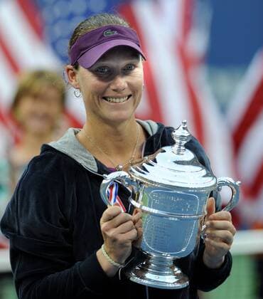 Samantha Stosur of Australia celebrates with the trophy after winning the final of women s singles at the US Open tennis championships in New York  o0 Siegerehrung Sieg Pokal Trophäe Objekte