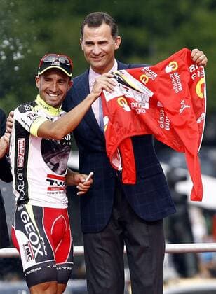 Juan Jose Cobo (l) gives his winner s jersey to Felipe de Borbon, Prince of Asturias.September 11,2011.  (20110911231) o0 Gesamtsieg Sieg Trikot Objekte people Adel