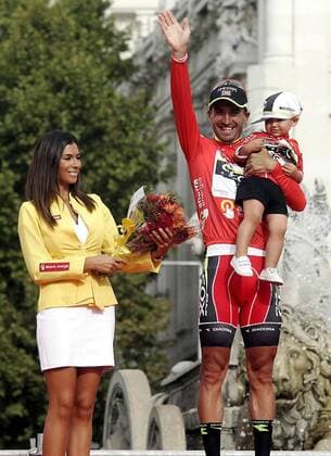 Juan Jose Cobo celebrates with his nephew the victory in La Vuelta 2011.September 11,2011.  (20110911251) o0 Kind Sohn privat Familie Gesamtsieg Siegerehrung Sieg Hostess, Hostessen, Frau, girl