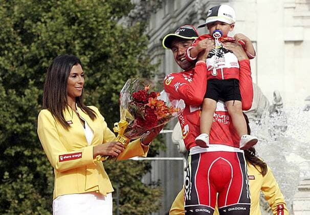 Juan Jose Cobo celebrates with his nephew the victory in La Vuelta 2011.September 11,2011.  (20110911249) o0 Kind Sohn privat Familie Gesamtsieg Siegerehrung Sieg Hostess, Hostessen, Frau, girl