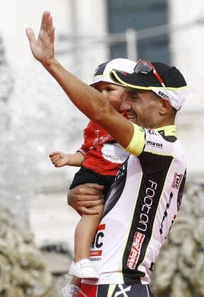 Juan Jose Cobo celebrates with his nephew the victory in La Vuelta 2011.September 11,2011.  (20110911200)