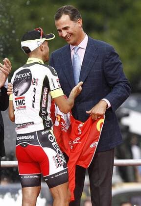 Juan Jose Cobo (l) gives his winner s jersey to Felipe de Borbon, Prince of Asturias.September 11,2011.  (20110911226)