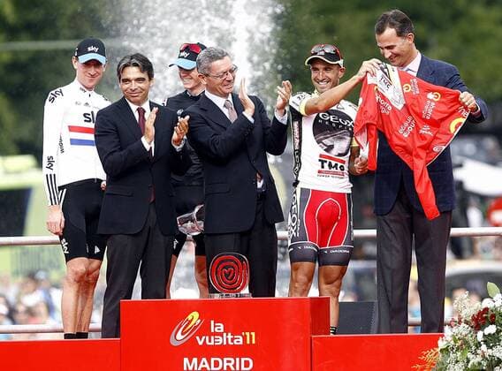 Juan Jose Cobo (2-r) gives his winner s jersey to Felipe de Borbon, Prince of Asturias (r), in presence of (L to R) Bradley Wiggins, Albert Soler, Minister of Sports, Christopher Froome and Alberto Ruiz Gallardon, Mayor of Madrid.September 11,2011.  (20110911232)