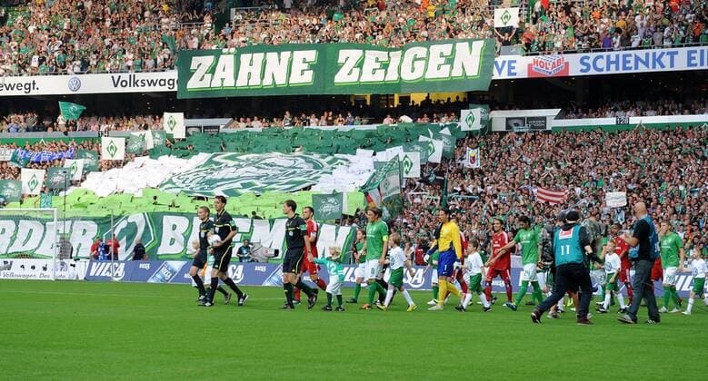 FUSSBALL 1. BUNDESLIGA SAISON 2011 2012 5. SPIELTAG, SV Werder Bremen - Hamburger SV 10.09.2011 Einmarsch der Mannschaften, im Hintergrund eine Fan-Choreografie  o0 Fan totale Plakat, Fanplakat, Transparent Schriftzug