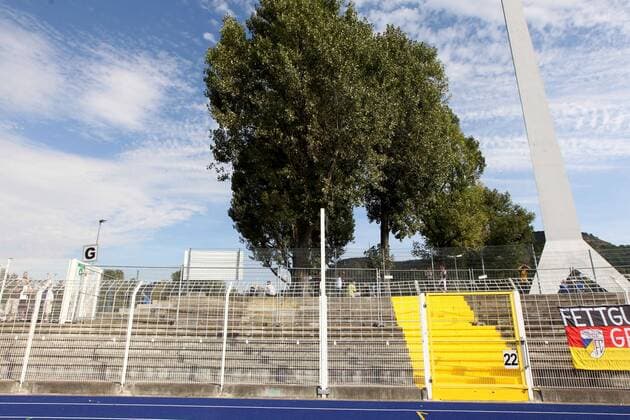 Jena , 110911 , Saison 2010 2011 ; Fussball 3.Liga FC Carl Zeiss Jena Gesperrter Block G als Trennwand im Ernst Abbe Sportfeld angesichts der Fanrivalität beim Ostderby o0 Stadion Sportstätte Totale Detail Sicherheit Stadionsicherheit gesperrt abgesperrt Leere