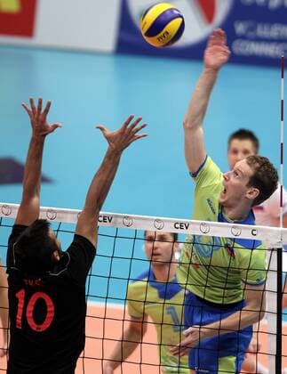 VOLLEYBALL - Euro Volley 2011, TUR vs SLO WIEN,AUSTRIA,12.SEP.11 - DIVERS, VOLLEYBALL - CEV EuroVolley, Europameisterschaft 2011, Länderspiel, Türkei vs Slowenien. Bild zeigt Arslan Eksi (TUR) und Tine Urnaut (SLO). 