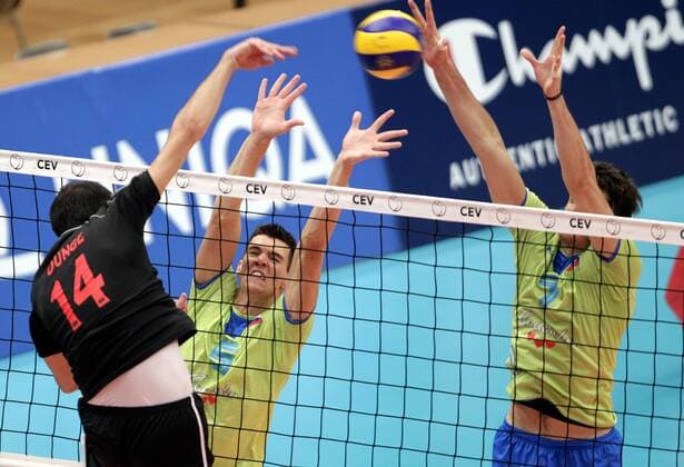 VOLLEYBALL - Euro Volley 2011, TUR vs SLO WIEN,AUSTRIA,12.SEP.11 - DIVERS, VOLLEYBALL - CEV EuroVolley, Europameisterschaft 2011, Länderspiel, Türkei vs Slowenien. Bild zeigt Erhan Duenge (TUR), Alen Sket und Matevz Kamnik (SLO). 