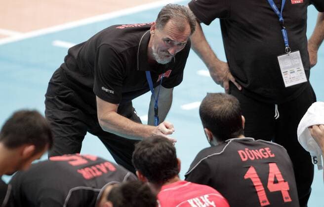 VOLLEYBALL - Euro Volley 2011, TUR vs SLO WIEN,AUSTRIA,12.SEP.11 - DIVERS, VOLLEYBALL - CEV EuroVolley, Europameisterschaft 2011, Länderspiel, Türkei vs Slowenien. Bild zeigt Teamchef Veljko Basic (TUR). 