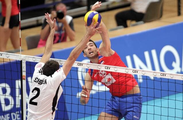VOLLEYBALL - Euro Volley 2011, AUT vs SRB WIEN,AUSTRIA,12.SEP.11 - DIVERS, VOLLEYBALL - CEV EuroVolley, Europameisterschaft 2011, Länderspiel, Österreich vs Serbien. Bild zeigt Philip Schneider (AUT) und Sasa Starovic (SRB). 