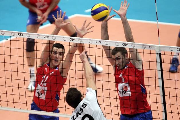 VOLLEYBALL - Euro Volley 2011, AUT vs SRB WIEN,AUSTRIA,12.SEP.11 - DIVERS, VOLLEYBALL - CEV EuroVolley, Europameisterschaft 2011, Länderspiel, Österreich vs Serbien. Bild zeigt Milan Rasic, Nikola Kovacevic (SRB) und Thomas Zass (AUT). 