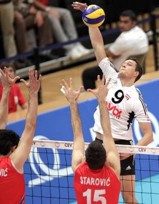 VOLLEYBALL - Euro Volley 2011, AUT vs SRB WIEN,AUSTRIA,12.SEP.11 - DIVERS, VOLLEYBALL - CEV EuroVolley, Europameisterschaft 2011, Länderspiel, Österreich vs Serbien. Bild zeigt Sasa Starovic (SRB) und Thomas Zass (AUT). 